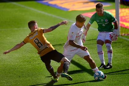 Angel González, de Estudiantes de La Plata, frente a Elías Gómez, lateral izquierdo de Argentinos Juniors