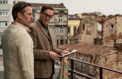Escena de la miniserie británica "Un espía entre amigos", con Damian Lewis y Guy Pearce