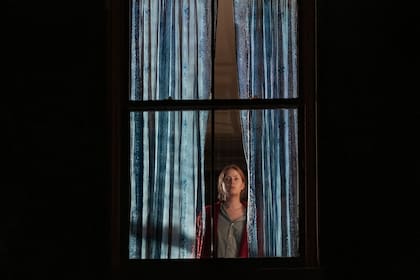 Escena de La mujer en la ventana, la nueva película de Netflix que aborda el trastorno de agorafobia, con Amy Adams como protagonista