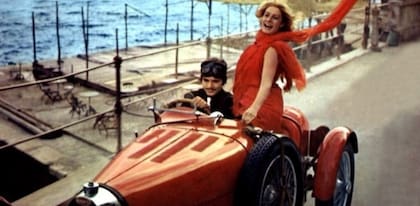 Escena de la película dirigida por Karel Reisz. En la imagen se ve a Vanessa Redgrave, quien interpreta a Isadora Duncan, recreando el momento previo a su trágica muerte. Va en un auto descapotable color rojo, con una larga bufanda de seda ondeando al viento