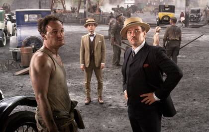 Escena de la película El gran Gatsby que muestra a George Wilson (Jason Clarke), a la izquierda, Nick Carraway (Tobey Maguire), en el centro, y a Tom Buchanan ( Joel Edgerton), a la derecha