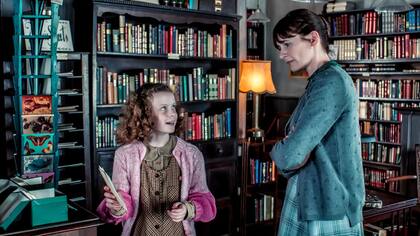 Escena de la película "La librería", de Isabel Coixet, basada en la novela de Penelope Fitzgerald y protagonizada por Emily Mortimer