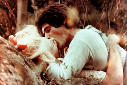 Marina Magalí, quien cumplió 16 años durante el rodaje, como Griselda, y Juan José Camero como Nazareno Cruz, en una de las más recordadas escenas de la película