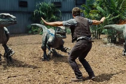 Escena de la primera entrega de Jurassic World con Grady adiestrando a los dinosaurios (en el centro, la dinosauria Blue).