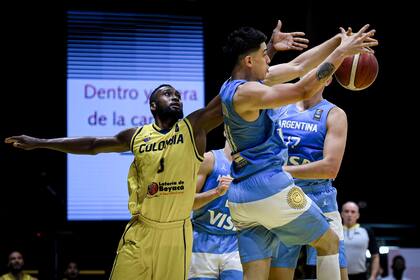 José Vildoza disputa una pelota suelta frente a Colombia; el otro Vildoza, Luca, actúa en Baskonia, de España, y no puede venir a Sudamérica para las ventanas clasificatorias.