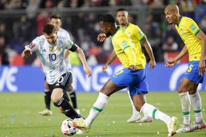 Escena del partido que anoche disputaron la Argentina y Brasil, por las eliminatorias de la Copa del Mundo Qatar 2022, en San Juan.