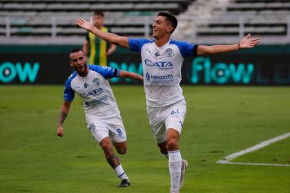 Ezequiel Bellaude festeja su gol, el primero del Tomba en Mar del Plata