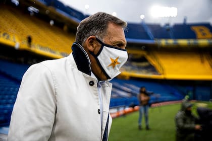 Russo pisa la Bombonera, antes del partido con Gimnasia. Eligió a Zambrano por encima de Lisandro López para arrancar el campeonato.