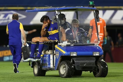 Salvio se retira lesionado en su rodilla izquierda ante Sarmiento; tendrá, como mínimo, seis meses de recuperación antes de volver a jugar en Boca