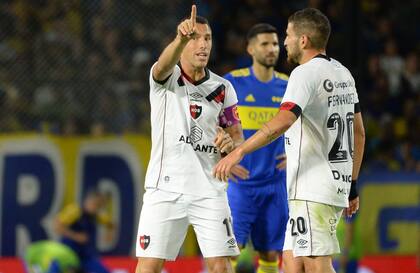 Escena del partido que disputan Boca Juniors y Newell's Old Boys, con Maxi Rodríguez en el centro de la escena