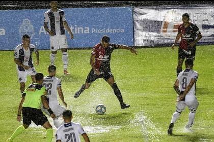 Bajo el agua: así fue el comienzo del partido entre Colón y Talleres en Santa Fe