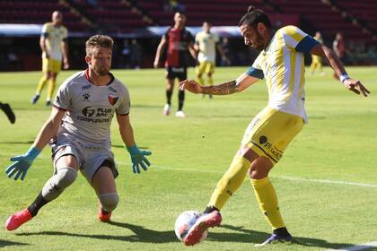 Escena del partido que disputan Colón de Santa Fe y Rosario Central por la Copa Liga Profesional 2021