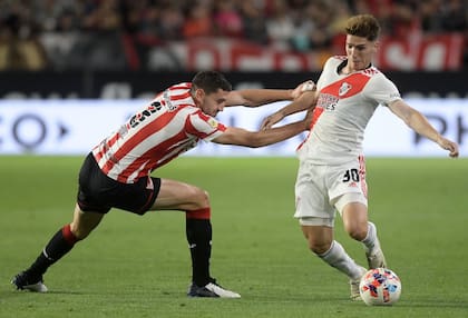 Escena del partido que disputan Estudiantes y River Plate