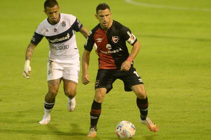 Escena del partido que disputan Gimnasia y Esgrima de La Plata y Newell's Old Boys de Rosario.