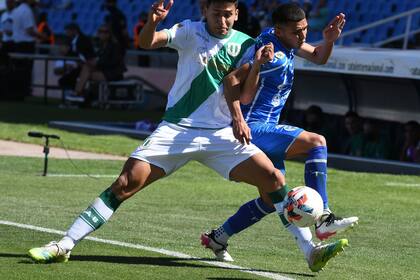 Escena del partido que disputan Godoy Cruz y Banfield