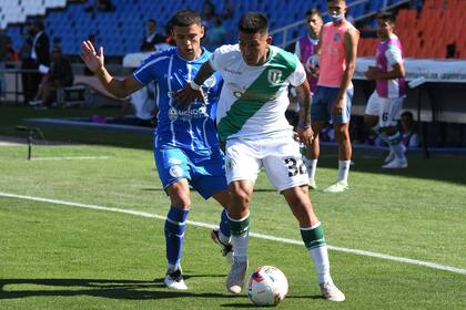 Escena del partido que disputan Godoy Cruz y Banfield