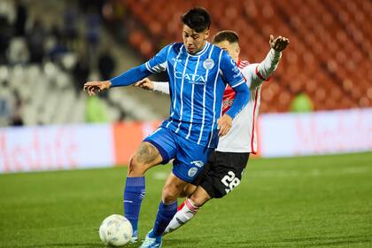 Escena del partido que disputan Godoy Cruz y River Plate.