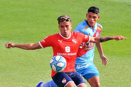 Escena del partido que disputan Independiente y Arsenal.