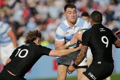 Escena del partido que disputan Los Pumas frente a los All Blacks.