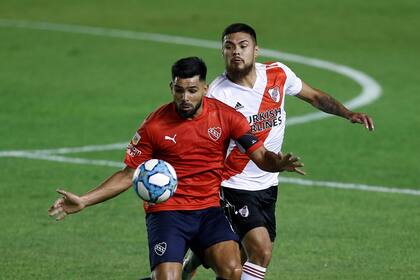 Silvio Romero controla la pelota ante la presión de Paulo Díaz