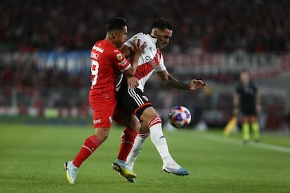 Escena del partido que disputan River Plate e Independiente