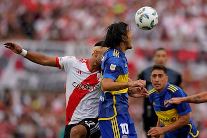 Escena del partido que disputan River Plate y Boca Juniors.