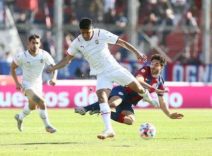 Escena del partido que disputan San Lorenzo e Independiente por la Copa de La Liga Profesional.