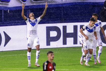El festejo de Lucero, autor del único gol de la noche en Liniers. Vélez mereció ganar por un margen mayor