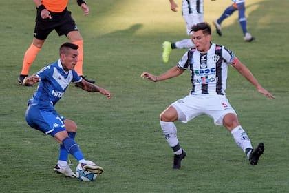Ricardo Centurión (que en el entretiempo salió por una molestia muscular) gambetea ante Cristian Vega; escena del partido Vélez y Central Córdoba.