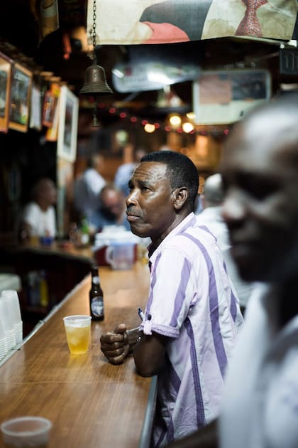 Escena en la barra del Bar Netto, en Otrobanda.