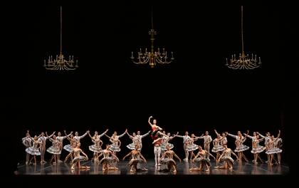 Escena final del gran pass clasique, con la pareja principal, las seis solistas y una veintena de bailarines del cuerpo de baile