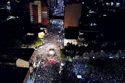 El escenario montado para los festejos del Frente de Todos en la esquina de la avenida Corrientes y Dorrego, desde el drone de LA NACION