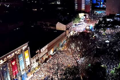 El escenario montado para los festejos del Frente de Todos en la esquina de la avenida Corrientes y Dorrego, desde el drone de LA NACION