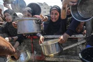 Escenas como estas llevaron a la condena de las restricciones israelíes a las entregas de ayuda.