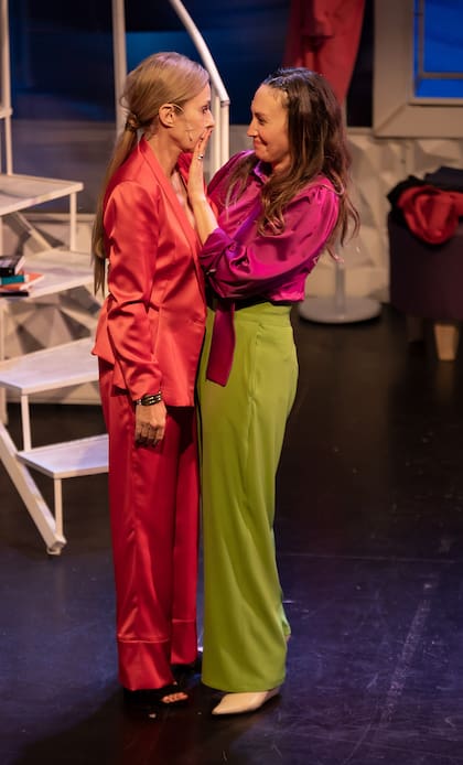 Inés Estévez y Malena Solda sobre el escenario; al igual que la pareja de Goris y Riera, las actrices salen a escena de viernes a domingos en distintos horarios