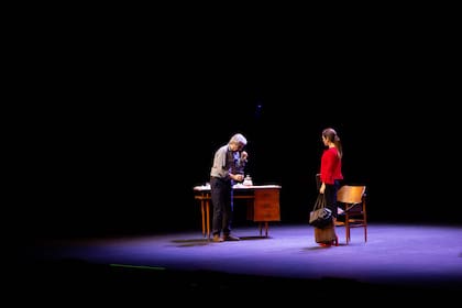 Apenas aparecen en escena Ricardo Darín y Andrea Pietra la gente no para de aplaudir