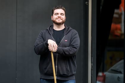 Escoba en mano, como Miguel, el fiel ayudante del temible encargado Eliseo Basurto