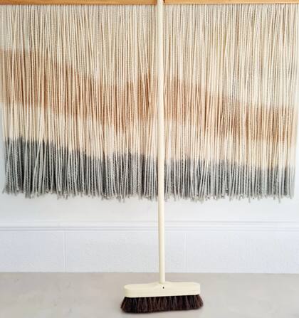 Escobillón 'Butter' de cerdas naturales cosidas a mano y base de madera.