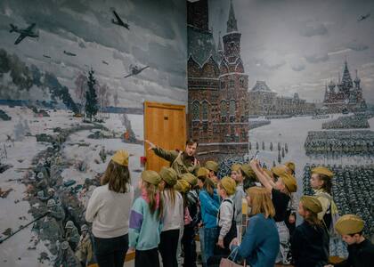 Escolares durante una visita al "Museo de la Victoria", en Moscú, el 16 de febrero de 2023. Una nueva generación está siendo educada para adoptar valores patrióticos desde una edad temprana.