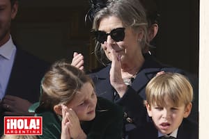Escoltada por India y Maximilian, Carolina disfruta de su rol de abuela mientras aplaude el desfile militar.