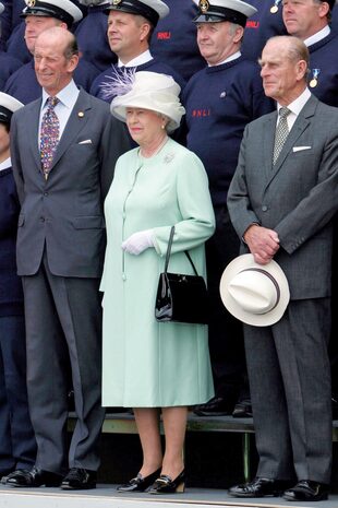 Escoltada por los duques de Edimburgo y de Kent, Isabel II inaugura el primer colegio de socorristas y botes salvavidas de la Royal National Lifeboat Institution, en Poole