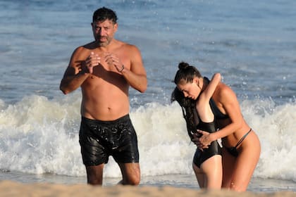 Escoltada por su pareja desde hace un año y medio, el economista Guillermo Freire, la modelo abraza a su hija, Gina, de 9 años