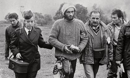 Escoltado por la policía chilena, Nando fue rescatado el 22 de diciembre
de 1972. En los dos meses y medio que estuvo atrapado en las montañas, perdió cuarenta y cuatro kilos.