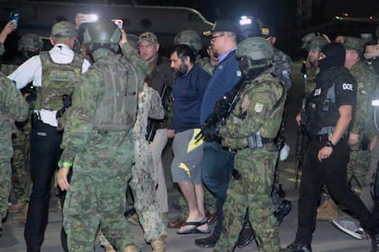 Escoltado por soldados y policías, Adolfo "Fito" Macías, líder de la banda Choneros, llega a Guayaquil, Ecuador, tras ser recapturado, el miércoles 25 de junio de 2025. (Foto AP/Joffre Flores)