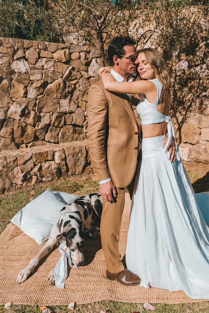 Escoltados por su perra Flaca, los recién casados posan después de dar el sí en el jardín de la casa de 400 metros cuadrados que tiene Gonzalo en Laguna de Zapallar, en Maitencillo, en la región de Valparaíso, desde hace diez años y que recientemente remodeló junto con Kika.