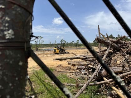 Escombros cubren el suelo en el Paradise Ranch RV Resort en Tylertown, Mississippi, el jueves 15 de mayo de 2025, dos meses después de un tornado