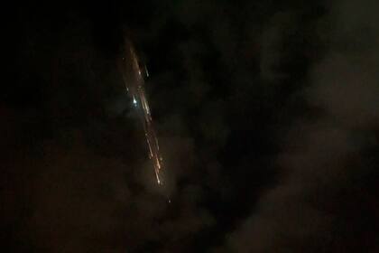 Escombros de un cohete SpaceX Falcon 9 vistos desde Vancouver, Washington, el mes pasado.