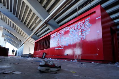 Escombros en el piso del estadio Libertadores de América al día siguiente del partido de la Copa Sudamericana entre Independiente de Argentina y la Universidad de Chile, que fue cancelado por incidentes violentos