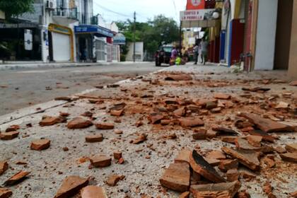 Escombros en una calle de Crucecita, México