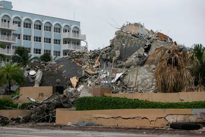 Escombros y restos de la torre Champlain sur, el martes 6 de julio de 2021 en Surfside, Florida, Estados Unidos. (Carl Juste/Miami Herald via AP)